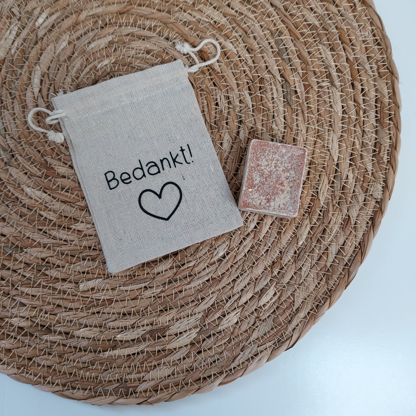 Cadeauzakje met de tekst bedankt inclusief een amberblokje van Het Blije Snoetje.