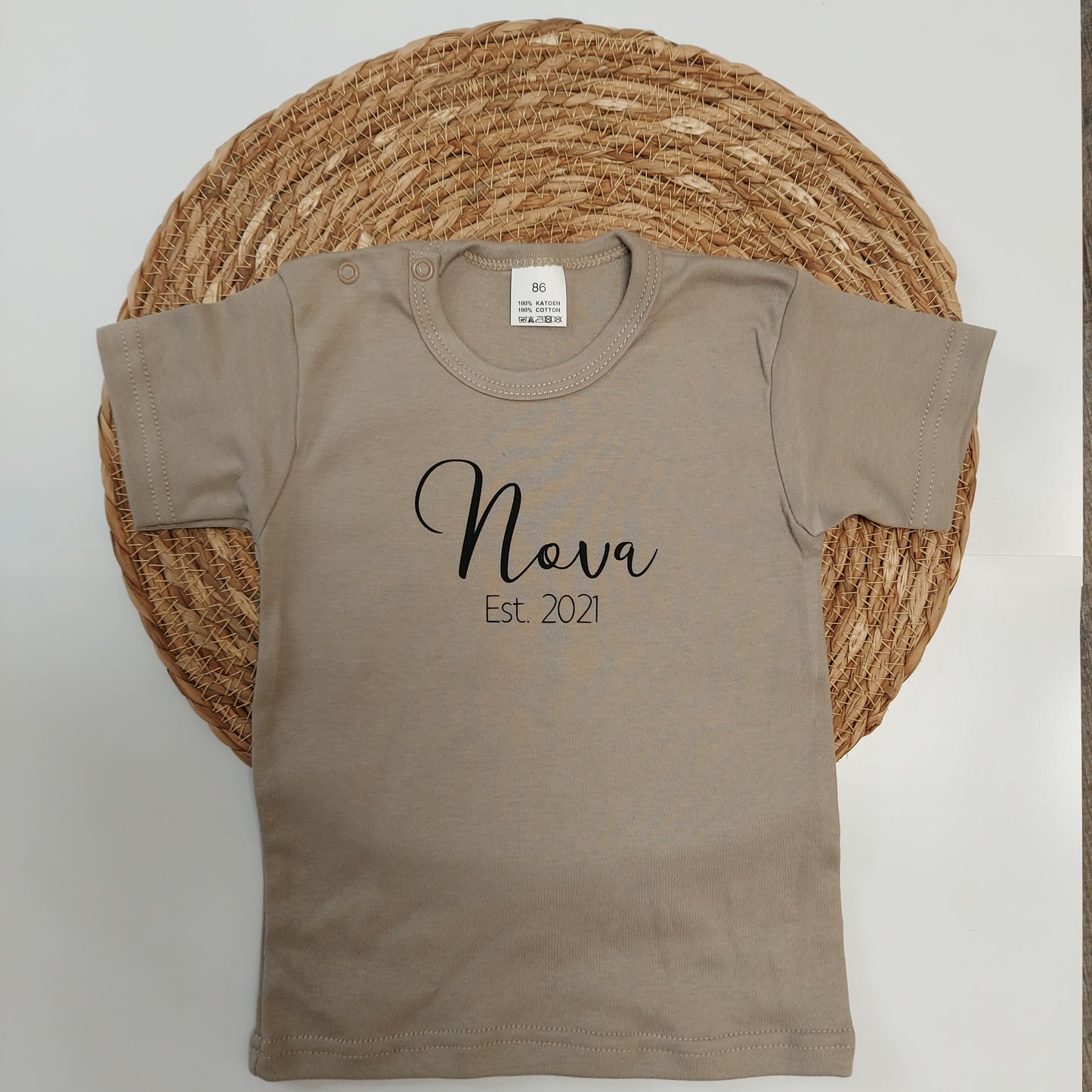 Shirt met naam en geboortejaar van het blije snoetje.