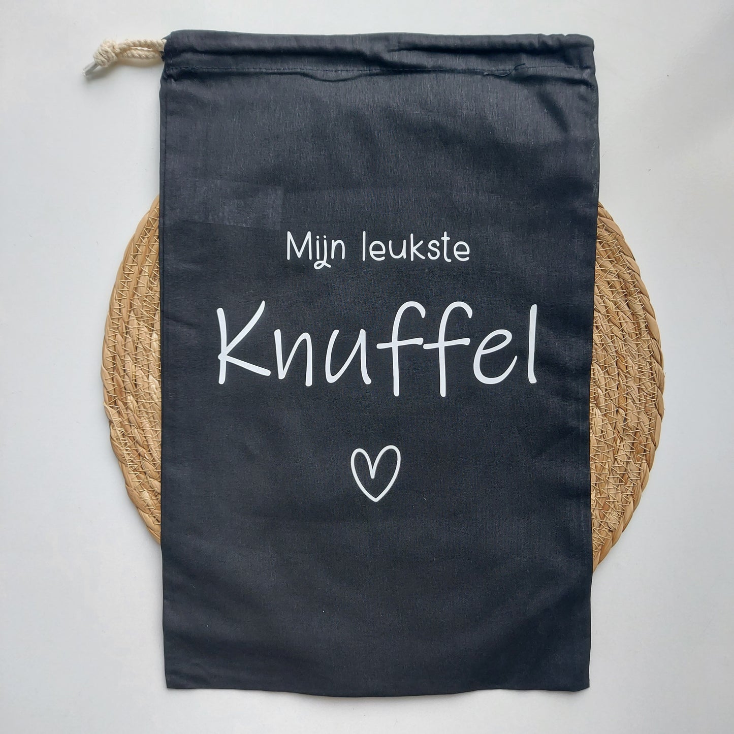 Bewaarzak om een knuffel in te bewaren van het blije snoetje.