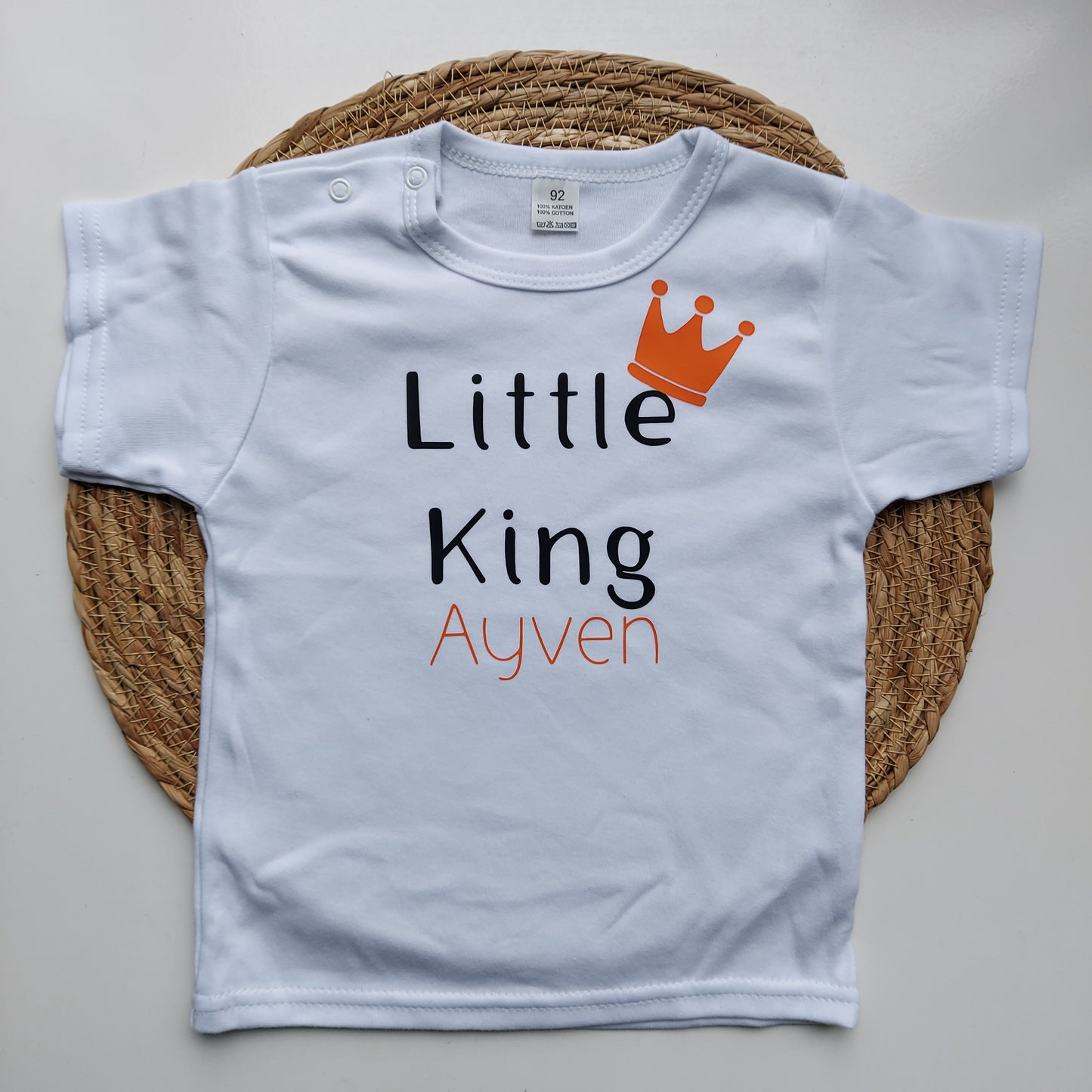 Koningsdag t shirt met naam van het blije snoetje.