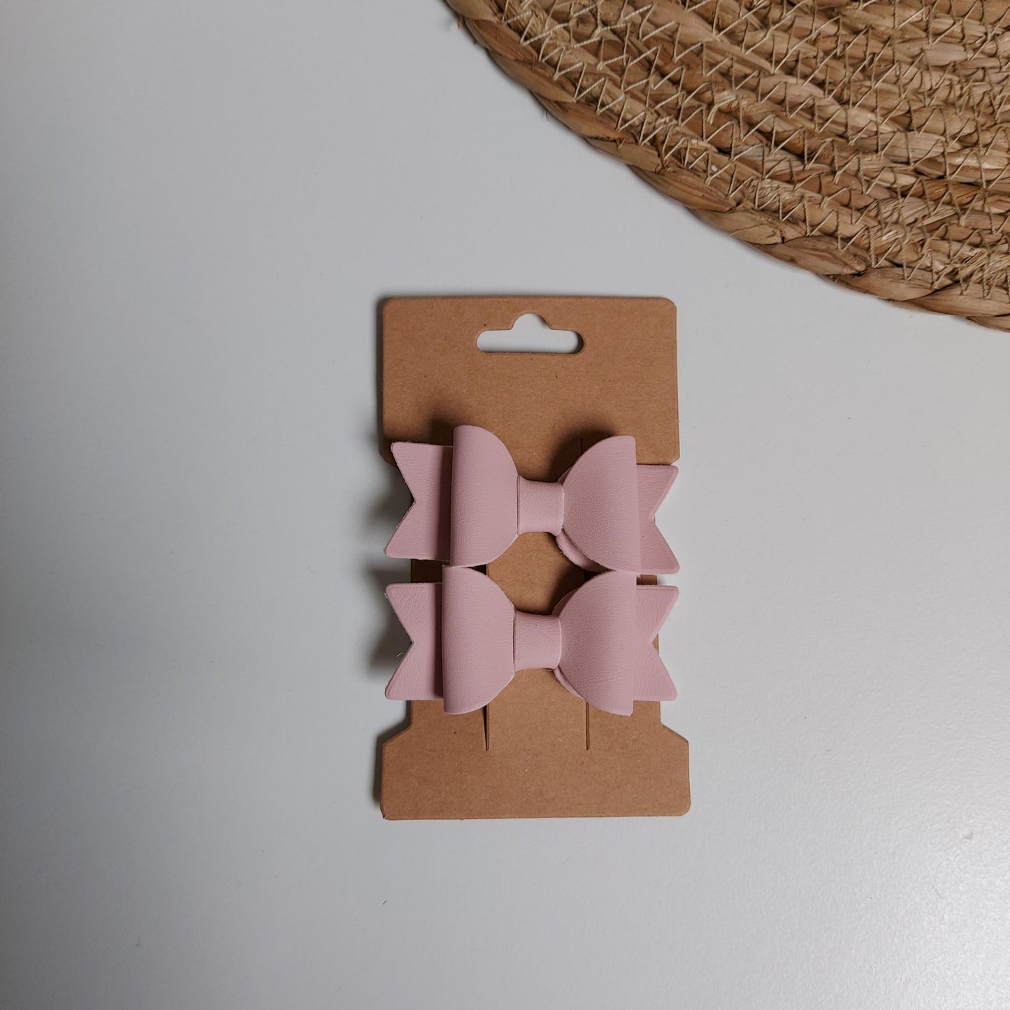 Haarspeldjes strik roze van het blije snoetje.