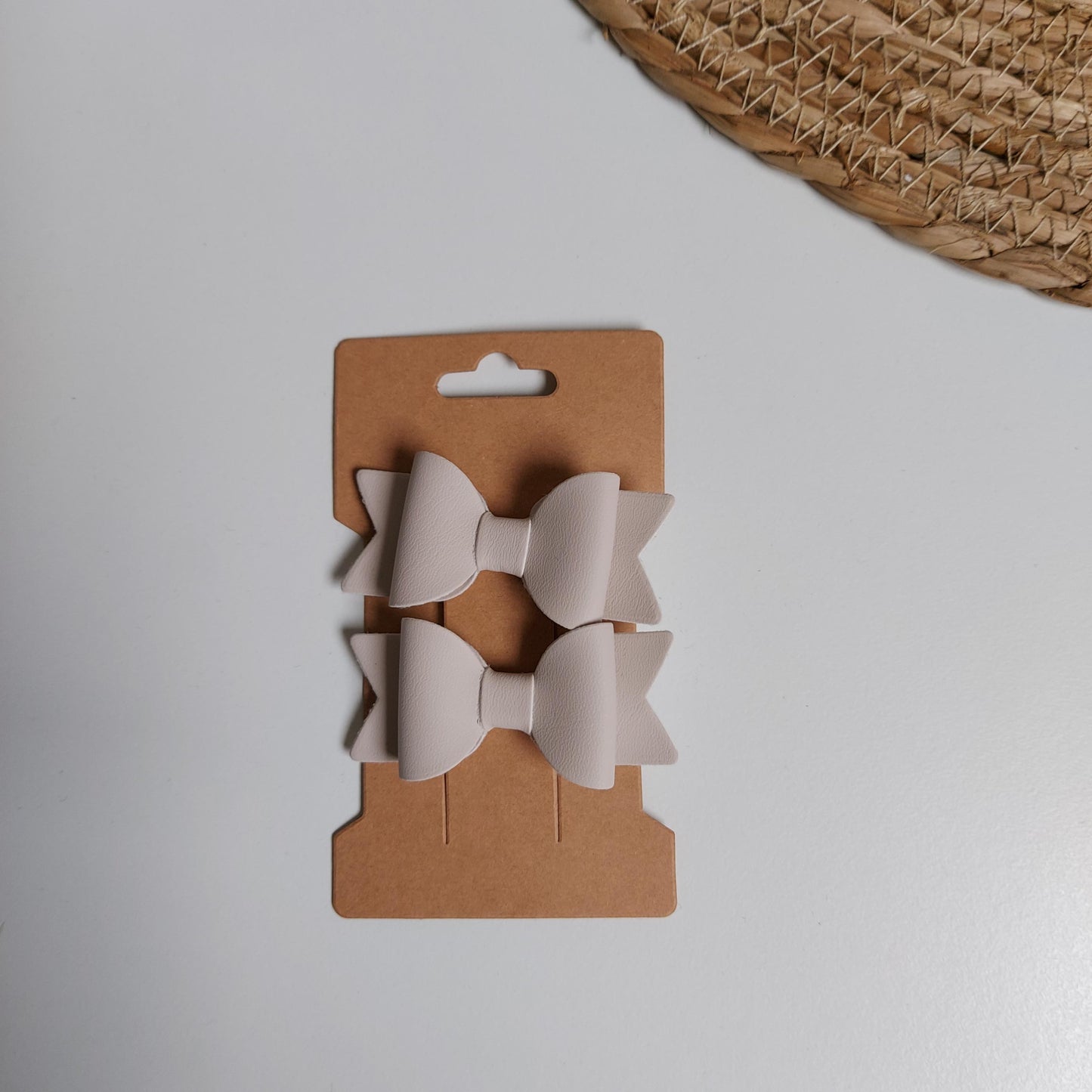 Haarspeldjes met strik beige van het blije snoetje