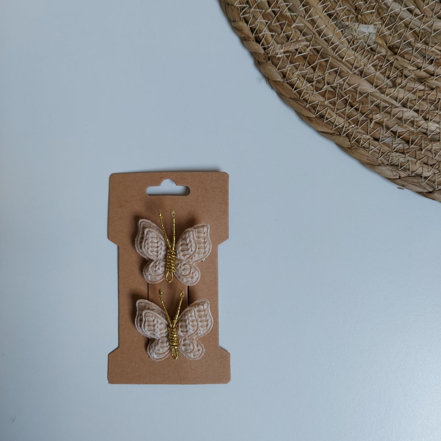 Haarspeldjes vlinder beige van het blije snoetje.