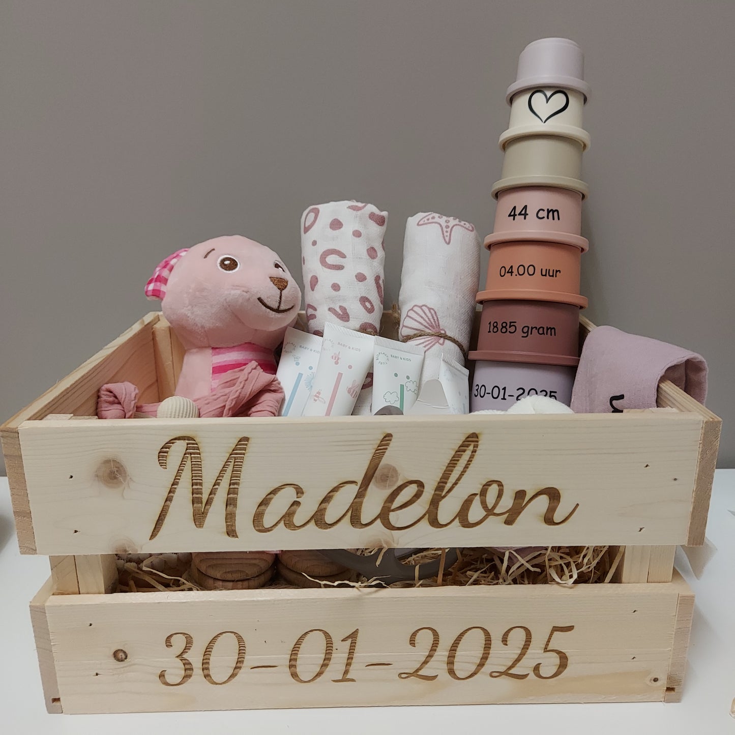 Houten kistje met naam en geboortedatum.