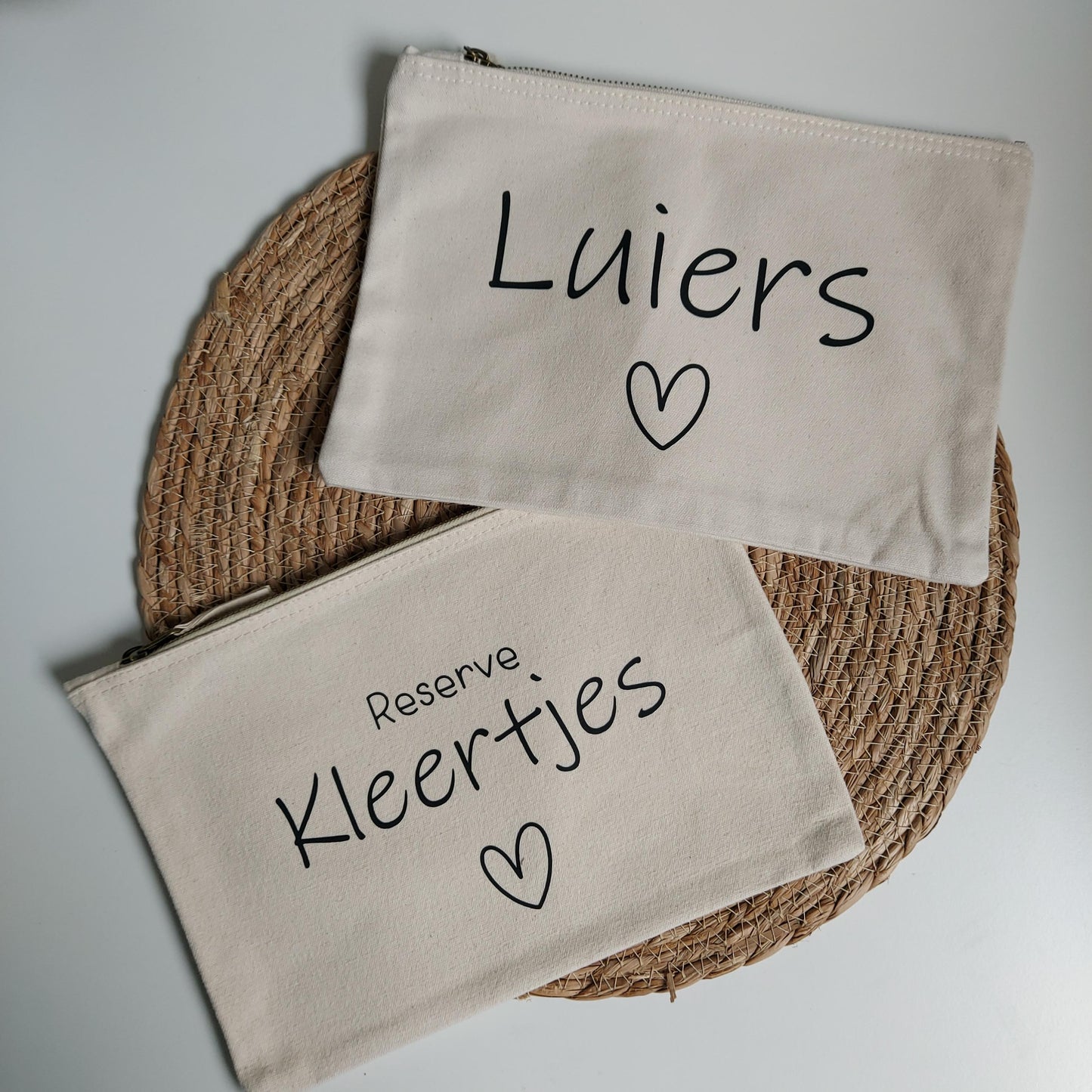 Organizers etui's oor in de luiertas van het blije snoetje.