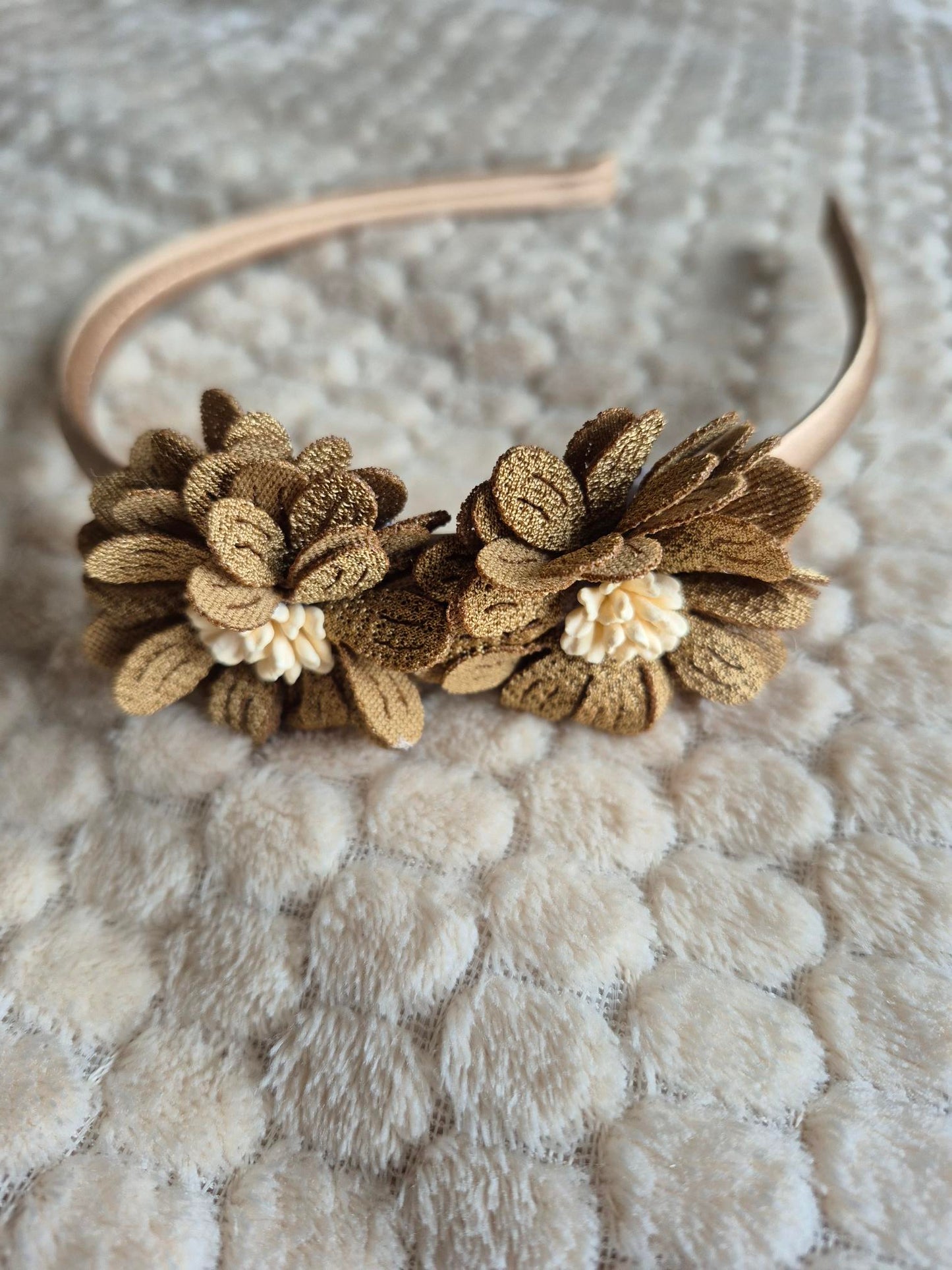 Diadeem met stoffen bloemen – Bruin