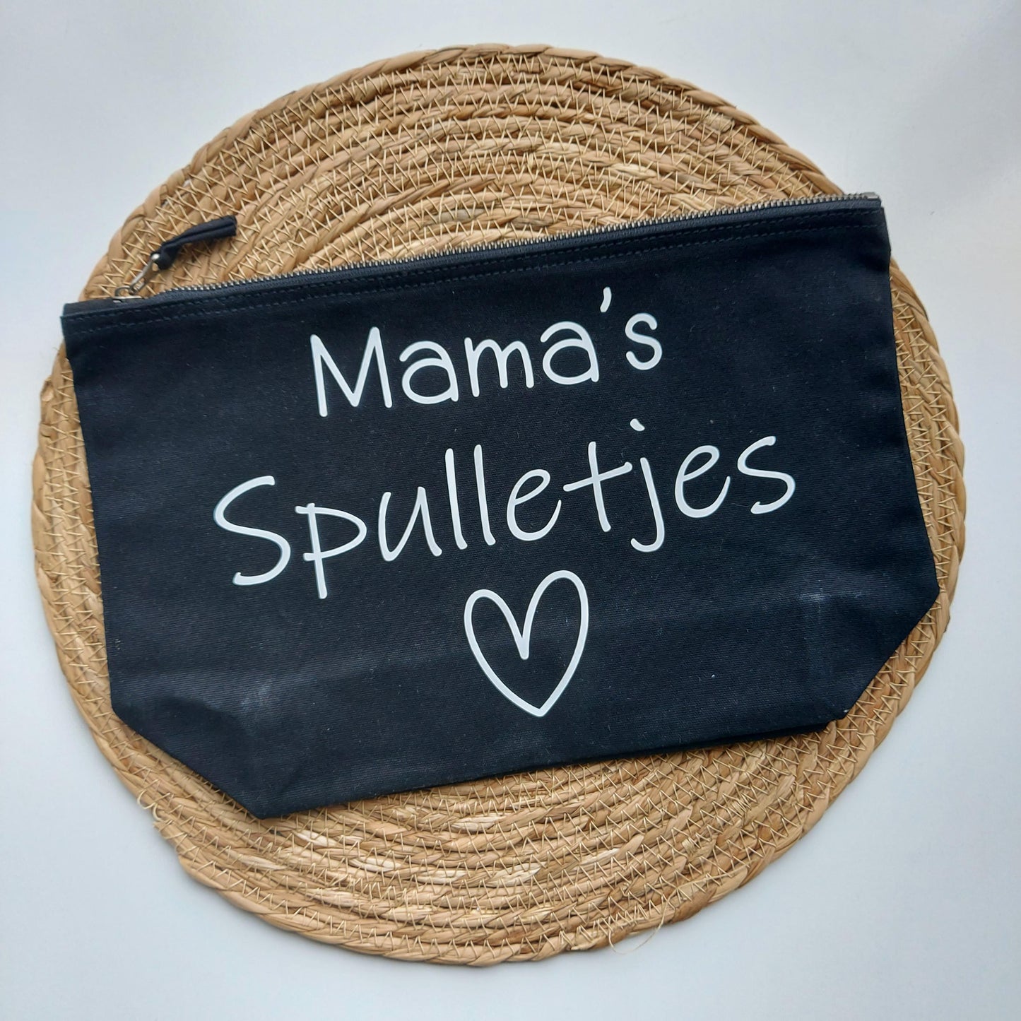 Etui / toilettas om mama's spulletjes in op te bergen van het blije snoetje.