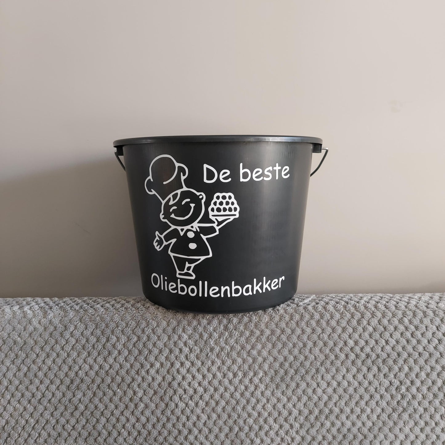emmer met tekst, emmer de beste oliebollenbakker. Relatiegeschenk van het blije snoetje.