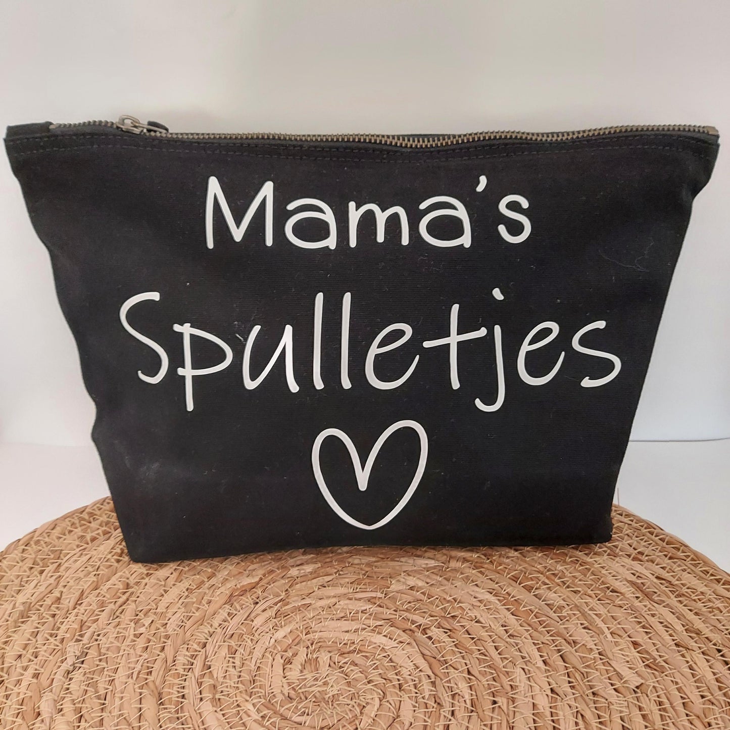 Etui / toilettas om mama's spulletjes in op te bergen van het blije snoetje.
