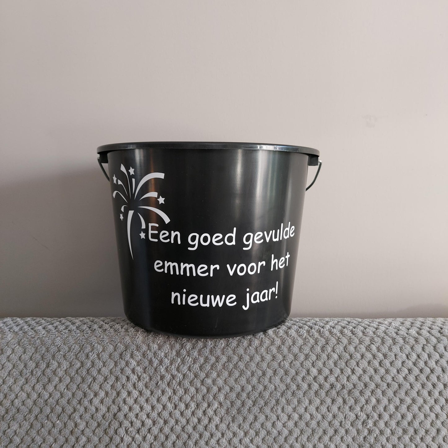 Emmer met tekst, een goed gevulde emmer voor het nieuwe jaar, relatiegeschenk van het blije snoetje.