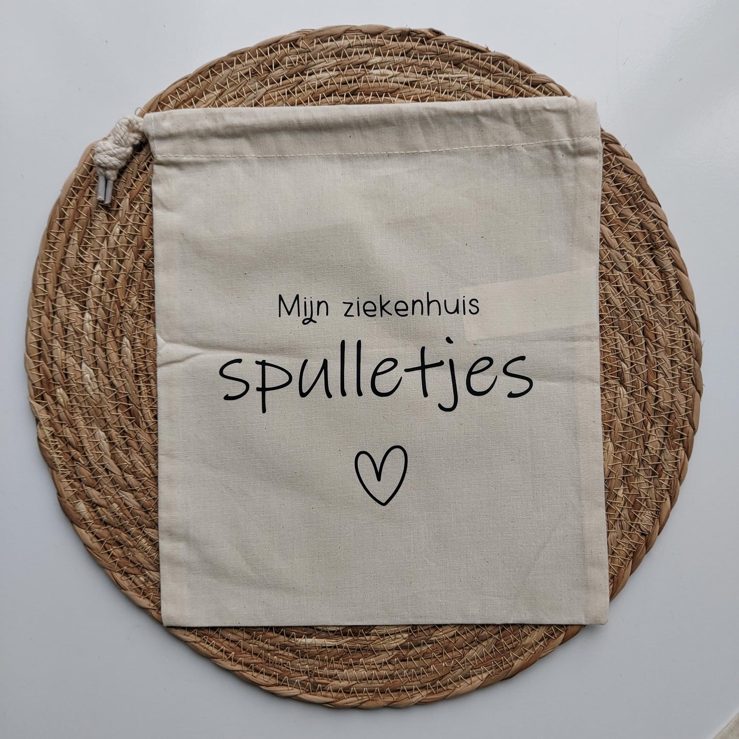 Bewaarzak om ziekenhuisspulletjes in te bewaren van het blije snoetje.