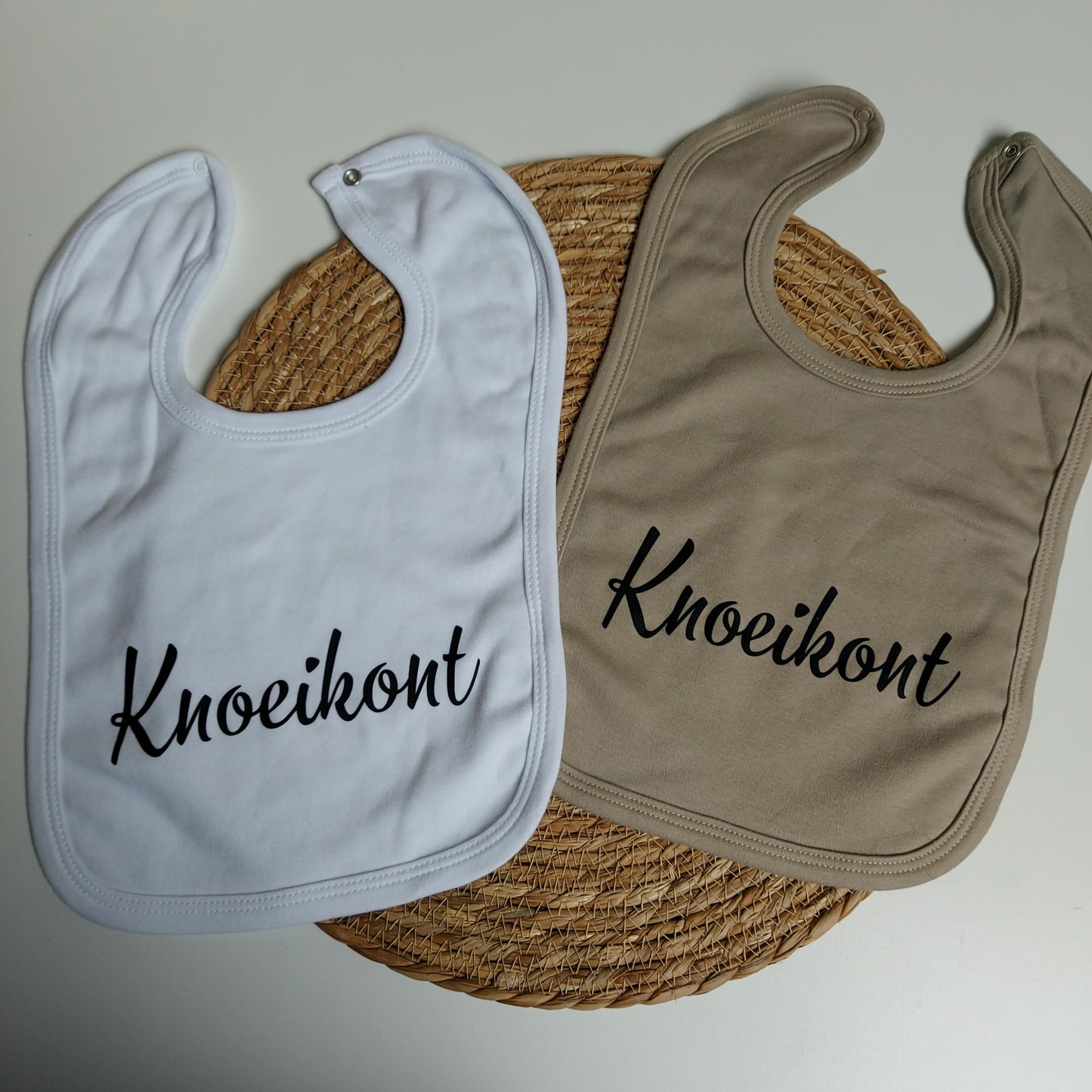Slabbetje met de tekst knoeikont