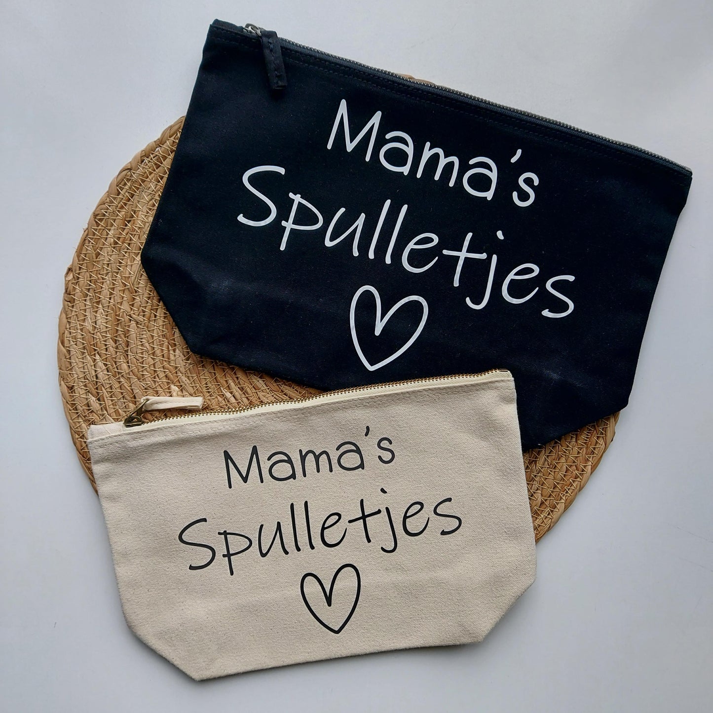 Etui / toilettas om mama's spulletjes in op te bergen van het blije snoetje.