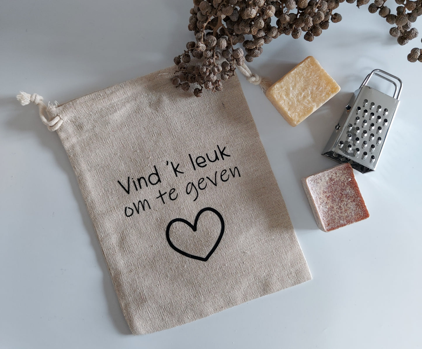 Cadeauzakje met amberblokjes en rasp van Het blije snoetje.