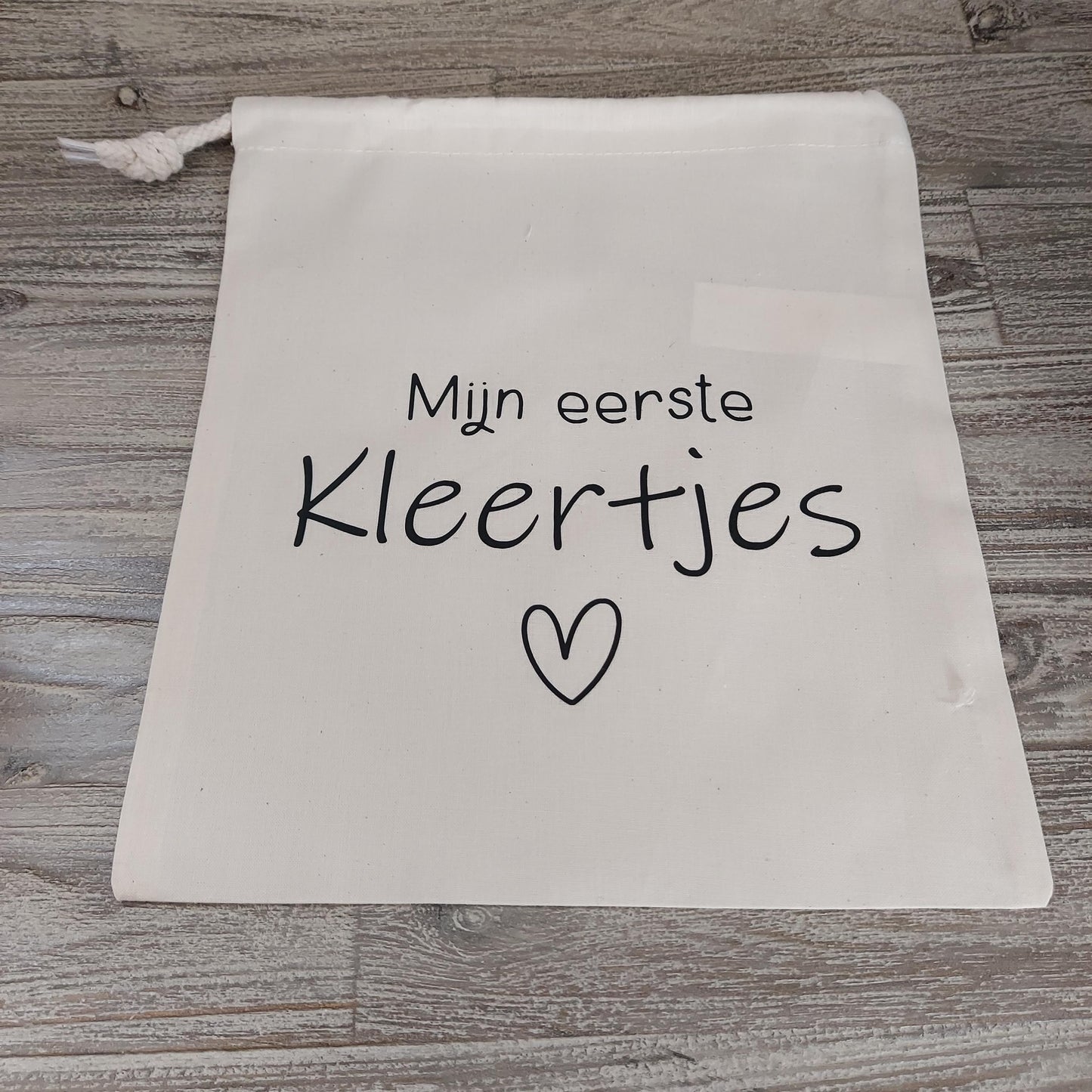 Bewaarzak om de eerste kleertjes in te bewaren van het Blije Snoetje.