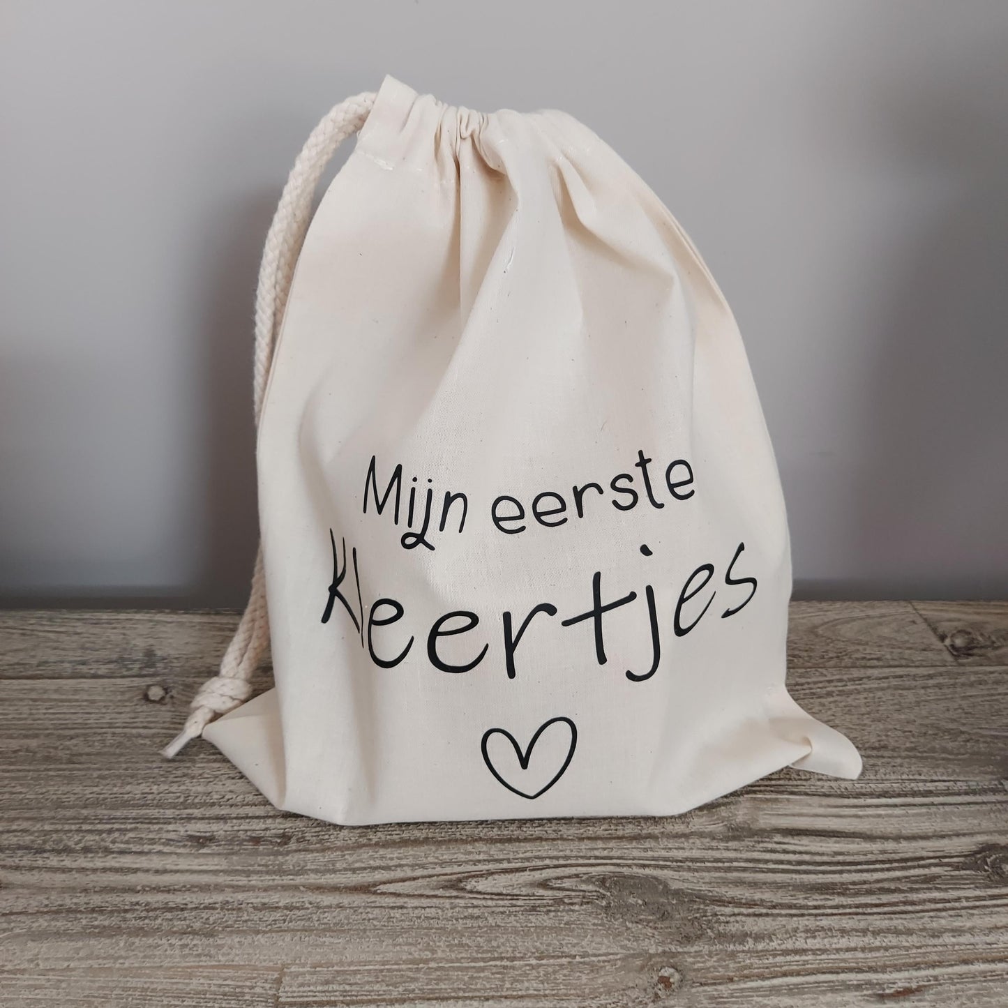 Bewaarzak om de eerste kleertjes in te bewaren van het Blije Snoetje.