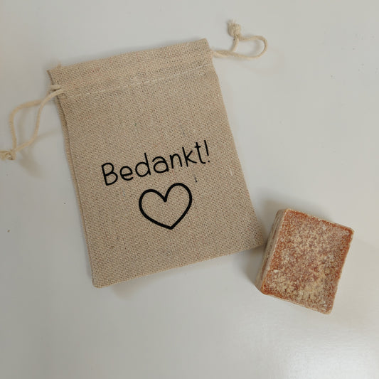 Cadeauzakje met de tekst bedankt inclusief een amberblokje van Het Blije Snoetje.