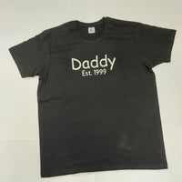 T-shirt daddy met geboortejaar van Het Blije Snoetje.