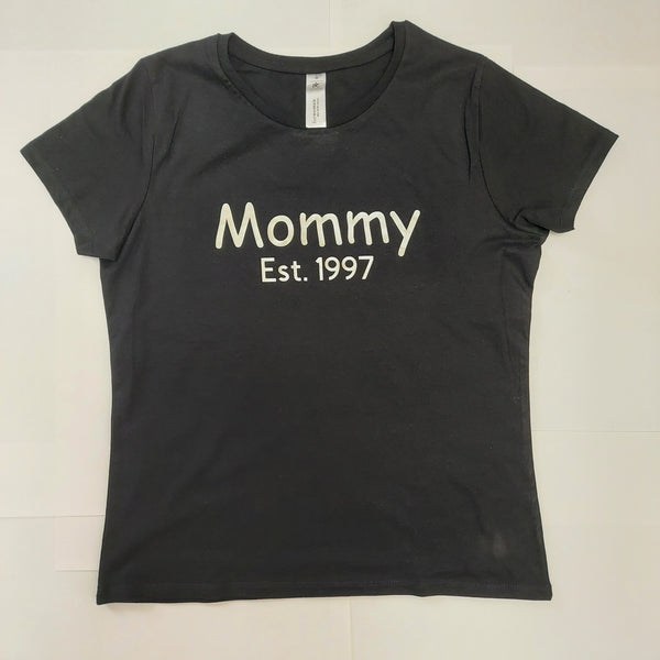 T-shirt mommy met geboortejaar van het blije snoetje.
