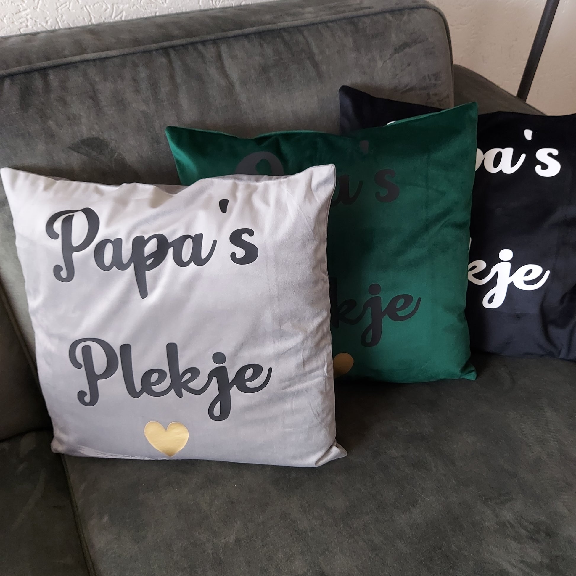 Kussen papa/opa's plekje in diverse kleuren van het blije snoetje.