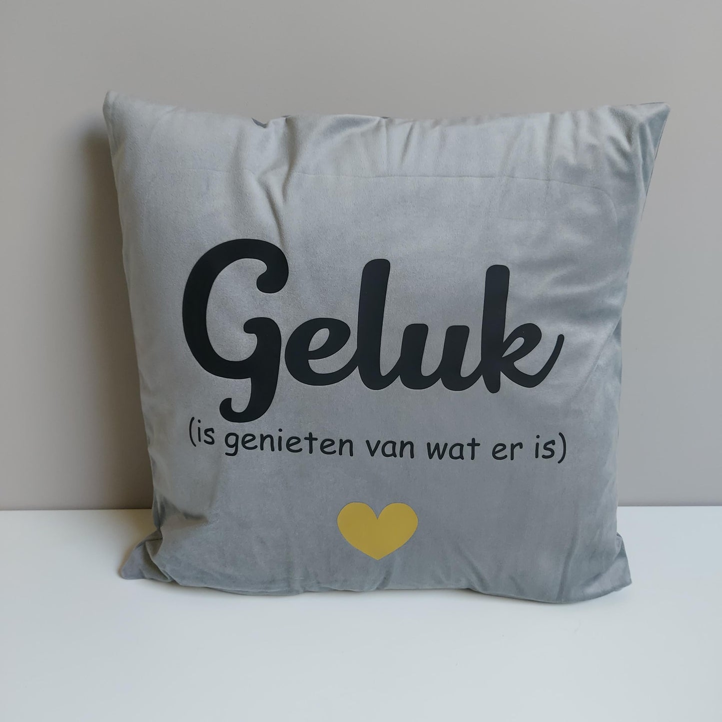 kussen geluk is genieten van wat er is van het blije snoetje