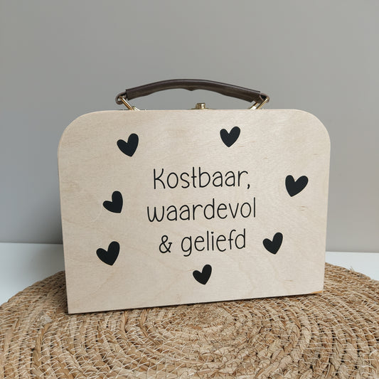 Houten koffertje 'Kostbaar, Waardevol & Geliefd'.