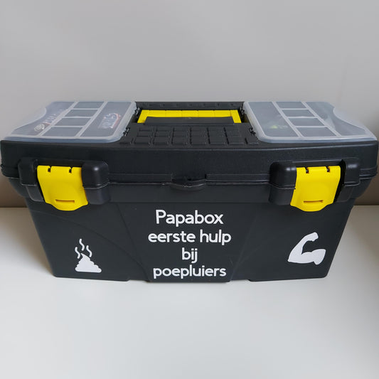 Papabox eerst hulp bij poepluiers van het blije snoetje.