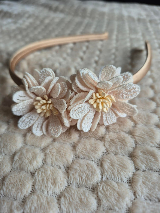Diadeem met stoffen bloemen – beige