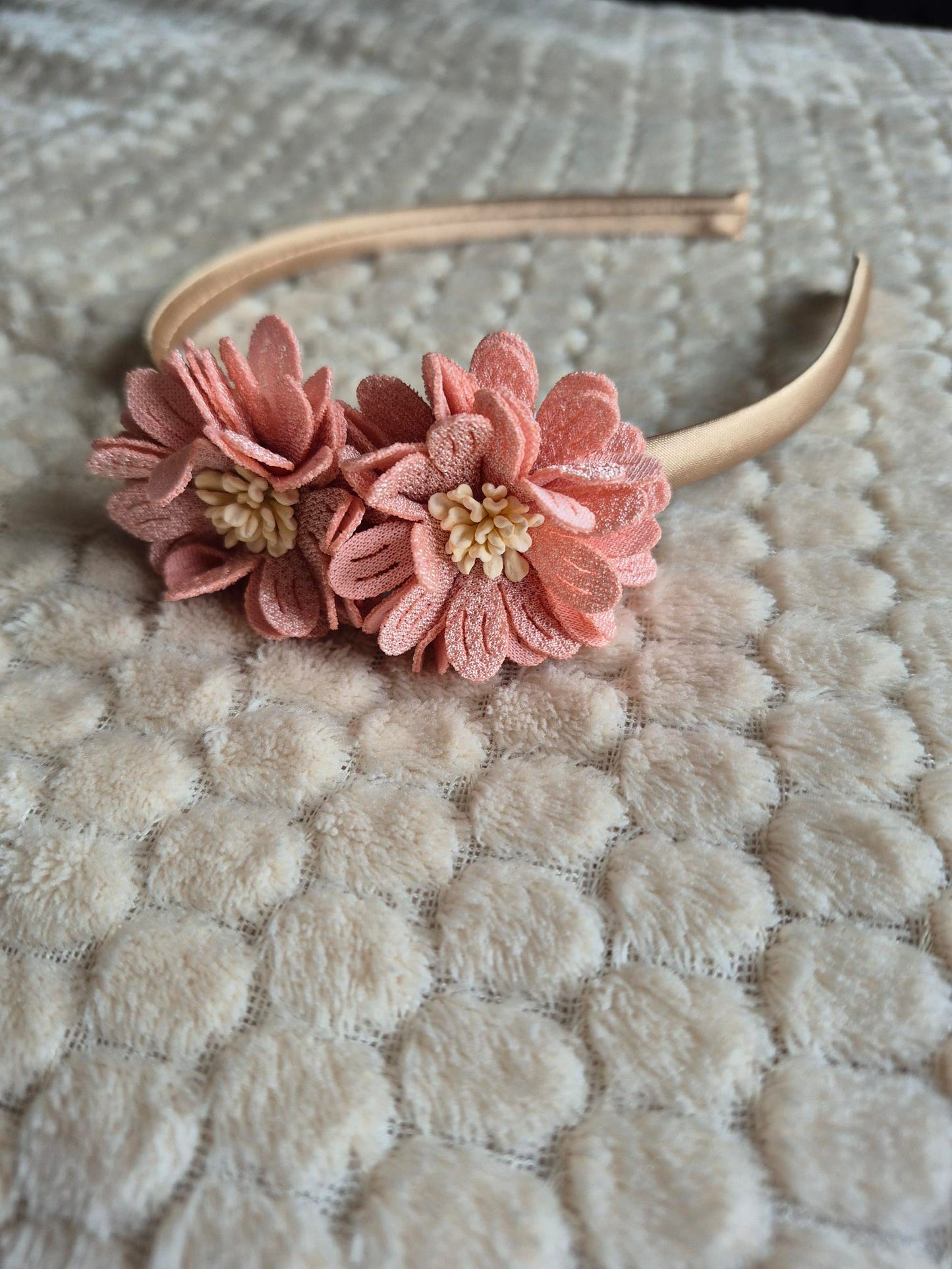 Diadeem met stoffen bloemen – Zacht roze