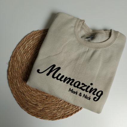 Sweater voor mama mumazing met namen kinderen van het blije snoetje.