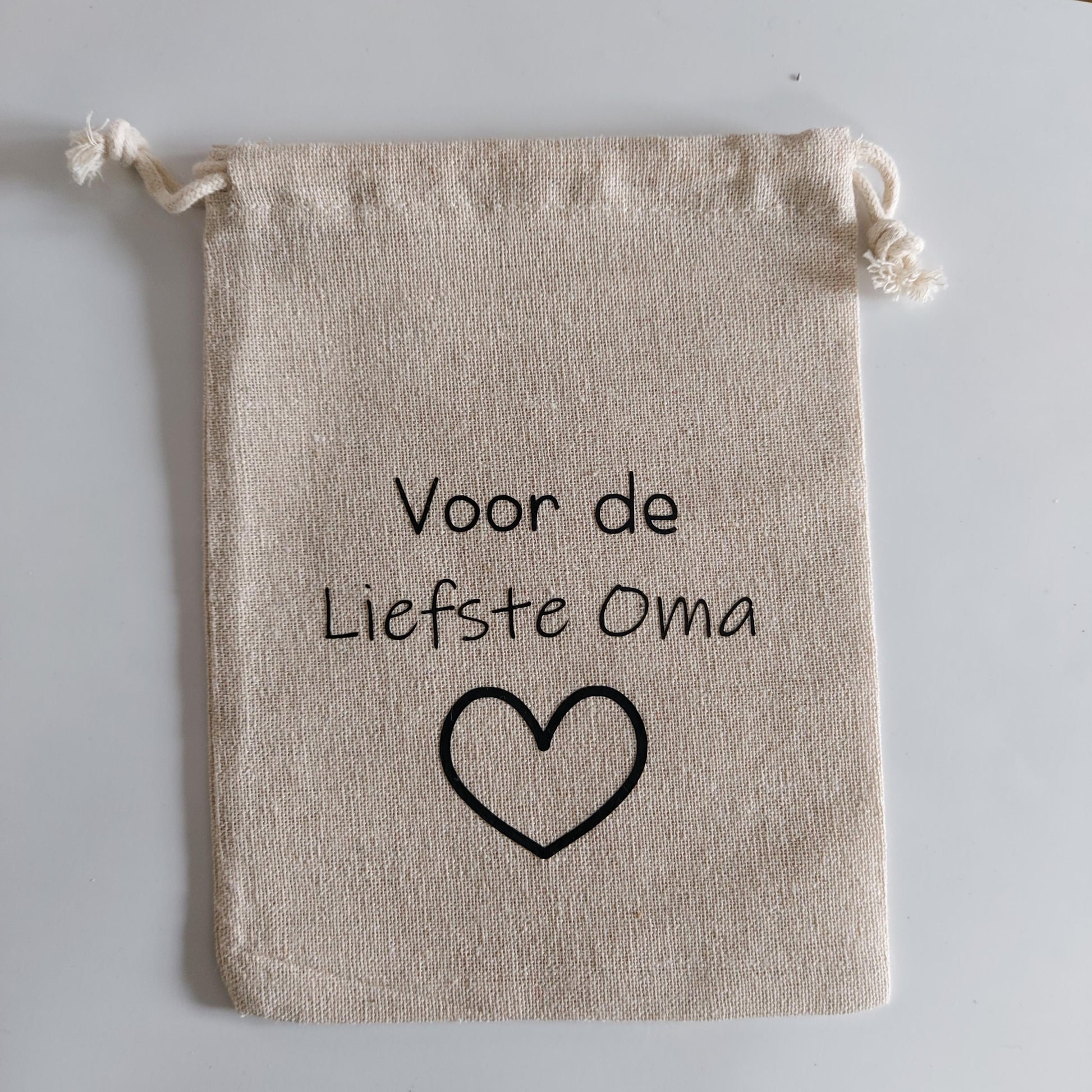 cadeauzakje voor de liefste oma van het blije snoetje.